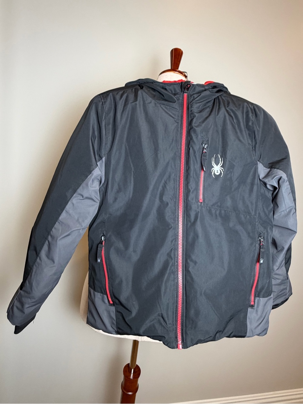 Boys Size Sm (8) Spyder Black & Gray Hooded Ski Jacket with Red Accents